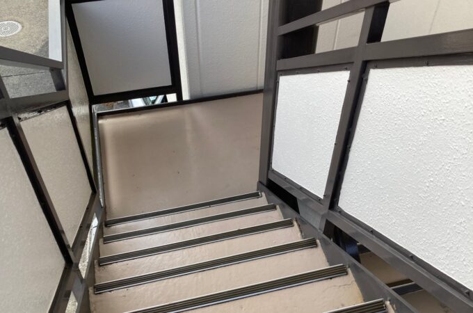階段床シート張替工事の様子